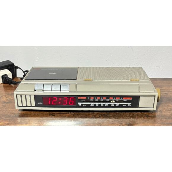 Vintage Magnavox D7547/47 Radio Cassette Alarm Clock/ Cassette- see description - Picture 3 of 9